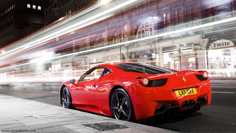 Происшествия: Ferrari врезался в толпу пешеходов на тротуаре