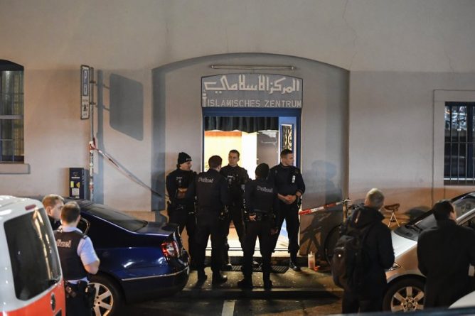 В мире: Три человека ранены во время стрельбы в мусульманском центре в Цюрихе