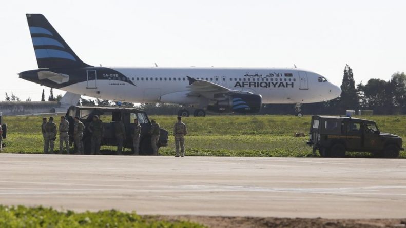 В мире: Самолет с 118 пассажирами на борту захвачен над Ливией