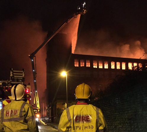 Происшествия: Сотни пожарных борются с мощнейшим пожаром на бумажной фабрике в Олдхэме
