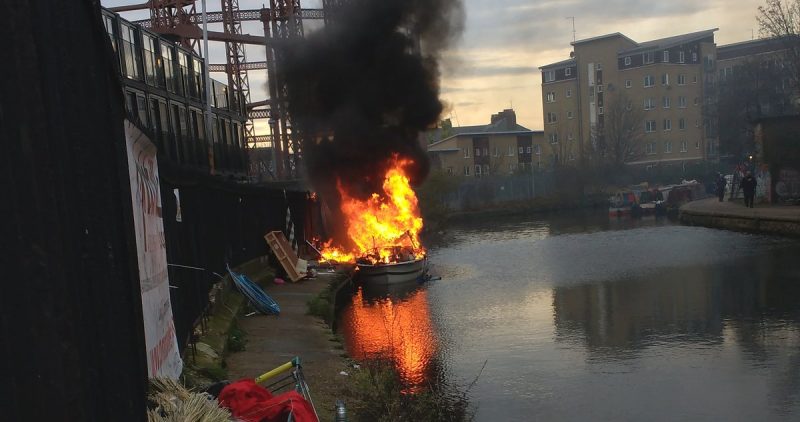 Происшествия: Пожар на Regent's Canal в Лондоне