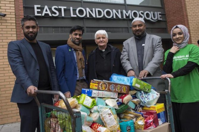 Общество: Мусульмане Лондона пожертвовали 10 тонн еды бездомным