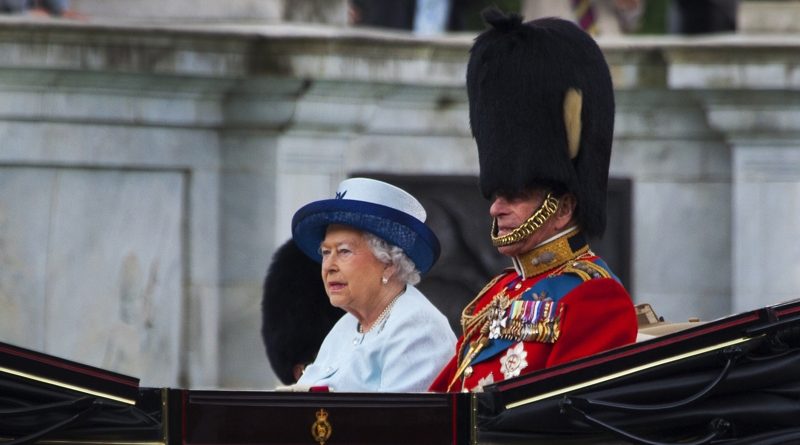 Однажды королева спряталась в кустах, чтобы избежать встречи с неприятными гостями 01022017 Знаменитости: Однажды королева спряталась в кустах, чтобы избежать встречи с неприятными гостями