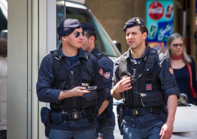 В мире: Несколько человек пострадало во время стрельбы на рынке Неаполя