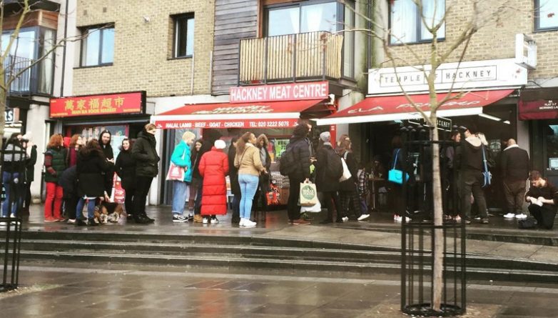 Досуг: Вегетарианцы стояли под дождем, чтобы попасть в «первое в мире веганское кафе жареной курицы»