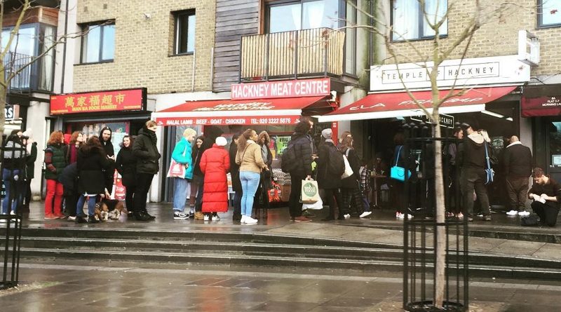 Вегетарианцы стояли под дождем, чтобы попасть в «первое в мире веганское кафе жареной курицы» 15012017 Досуг: Вегетарианцы стояли под дождем, чтобы попасть в «первое в мире веганское кафе жареной курицы»