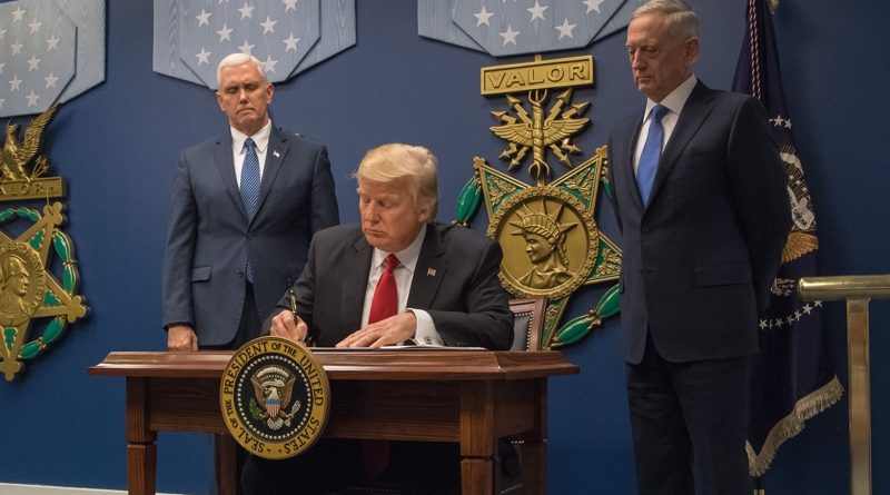 Петицию против государственного визита Трампа в Великобританию подписало уже около 600 тысяч человек 29012017 Политика: Петицию против государственного визита Трампа в Великобританию подписало уже около 600 тысяч человек