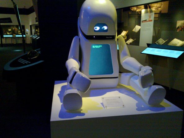 Технологии: Политики ЕС решают следует ли предоставить роботам юридический статус
