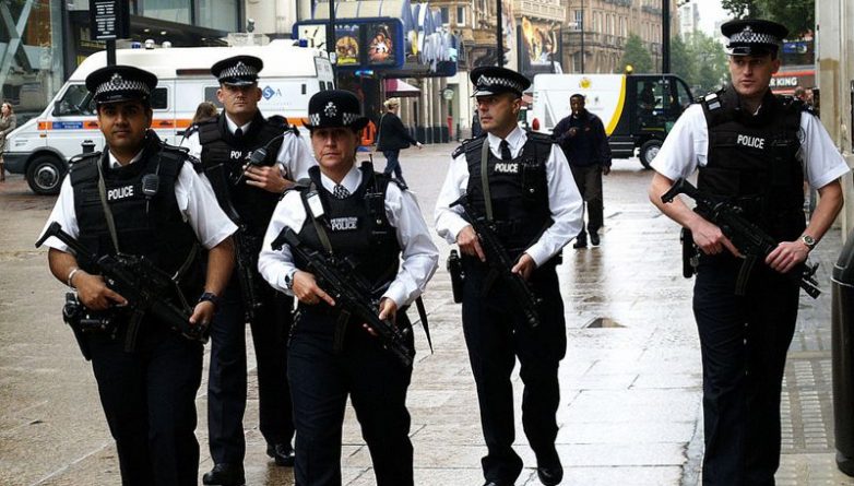 Общество: Исследование: хотят ли полицейские носить при себе оружие