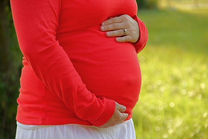 Общество: Беременных просят не называть "будущими матерями". Это обижает трансгендеров