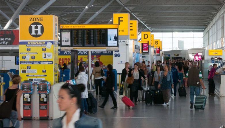 Общество: Женщина дала пощечину работнику Stansted Airport потому, что «опоздала на самолет»