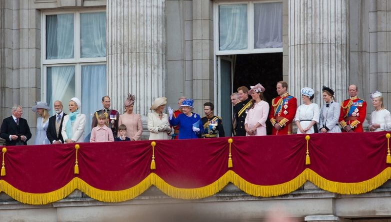 Знаменитости: Какая у королевской семьи фамилия?