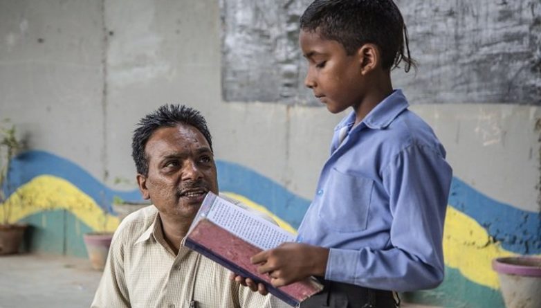 В мире: Учитель из Индии проводит бесплатные уроки для детей из трущоб