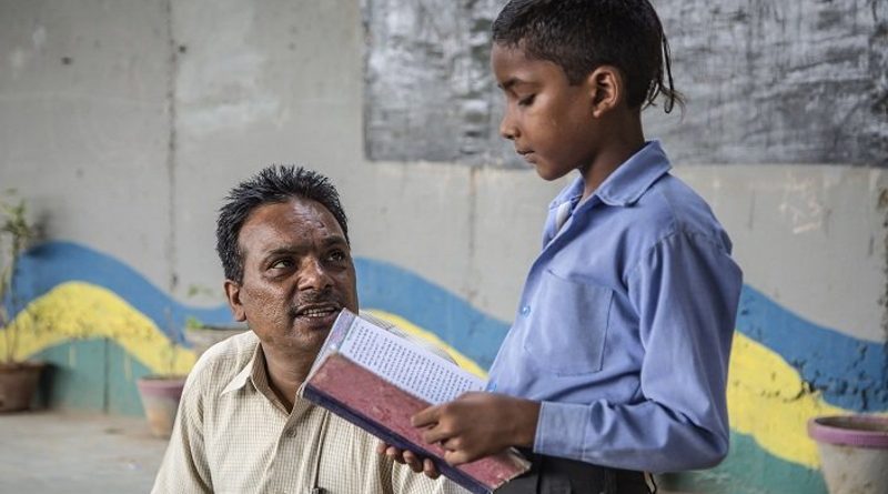 Учитель из Индии проводит бесплатные уроки для детей из трущоб 20012017 В мире: Учитель из Индии проводит бесплатные уроки для детей из трущоб