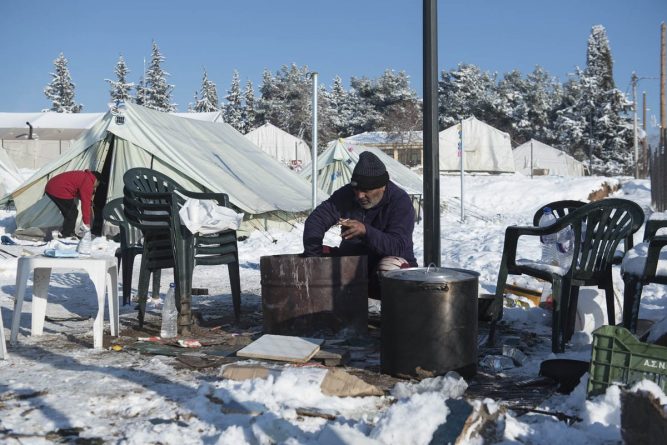 В мире: Беженцы в замерзшем лагере в Греции отказываются переселяться в отель из-за страха что их депортируют