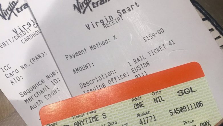 Общество: Мужчина купил билет за £159 девушке, которая не могла уехать из Лондона