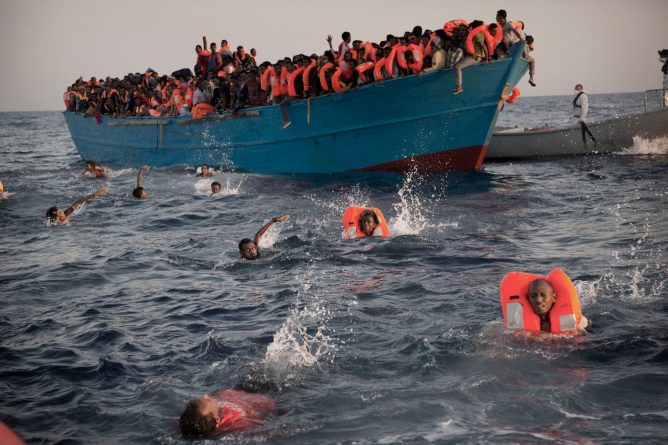 В мире: Около ста мигрантов оказались за бортом после того как их лодка перевернулась недалеко от берегов Ливии