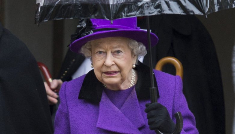 Знаменитости: Королева посетила утреннюю службу в церкви