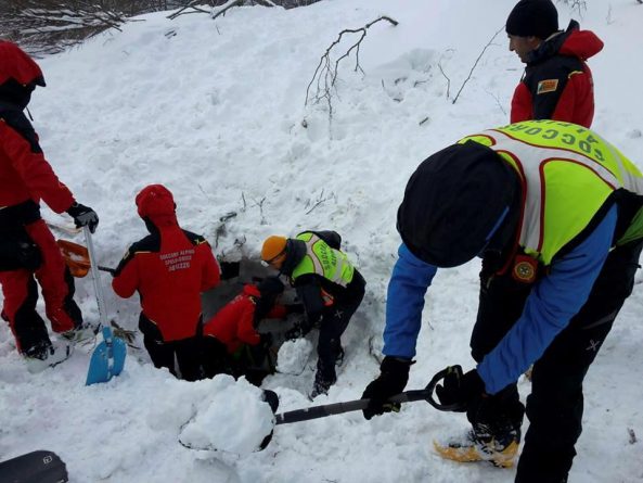 Происшествия: Шесть постояльцев отеля, который накрыло лавиной, найдены живыми