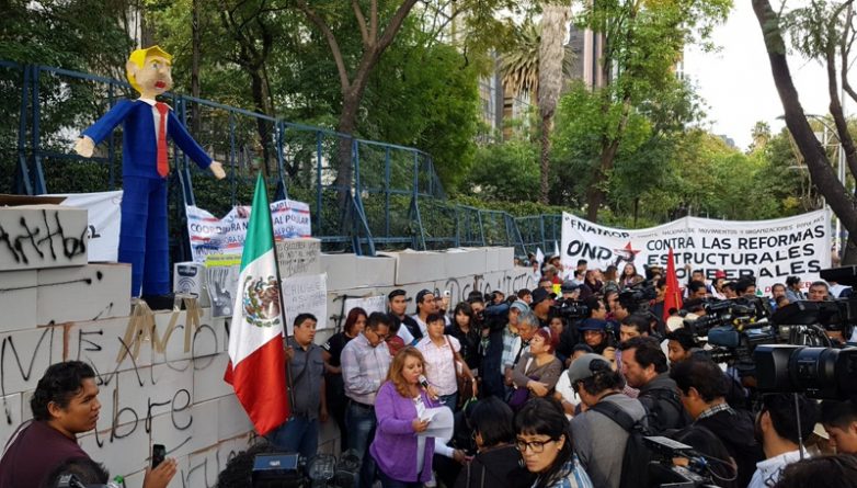 Общество: В Мехико протестующие построили «стену» и сожгли чучело Трампа возле посольства США