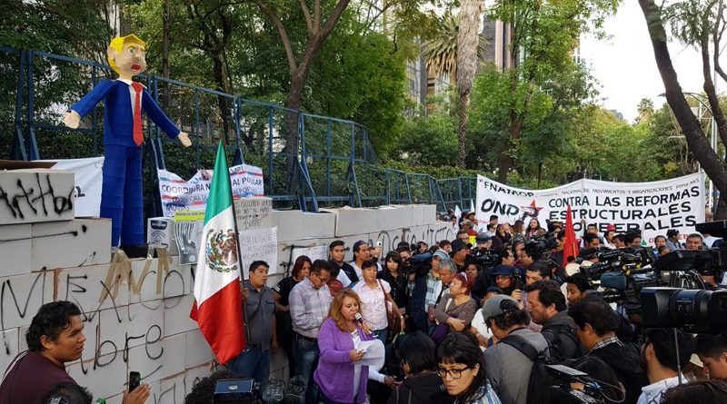 В Мехико протестующие построили «стену» и сожгли чучело Трампа возле посольства США 22012017 Общество: В Мехико протестующие построили «стену» и сожгли чучело Трампа возле посольства США