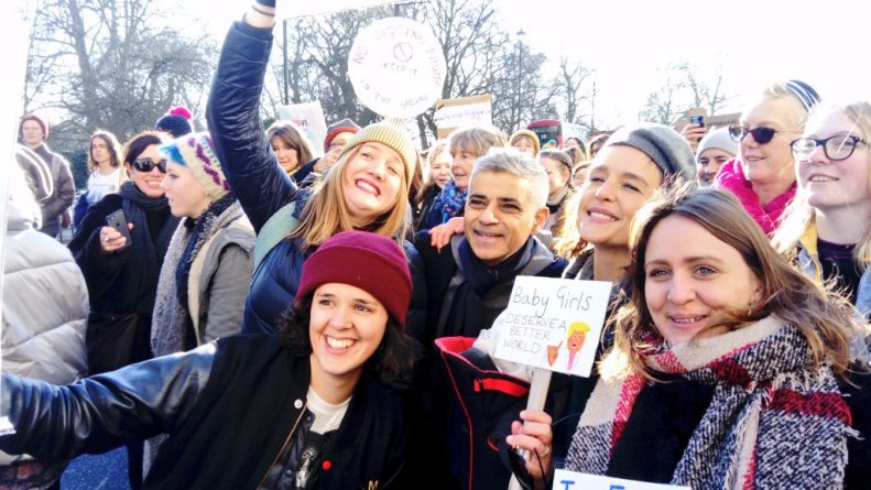 Общество: Жительницы Лондона вышли на демонстрацию против инаугурации Дональда Трампа