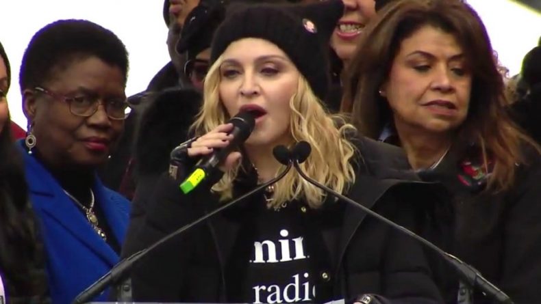 Знаменитости: Техасская радиостанция отказалась крутить песни Мадонны, после ее речи на Women’s March