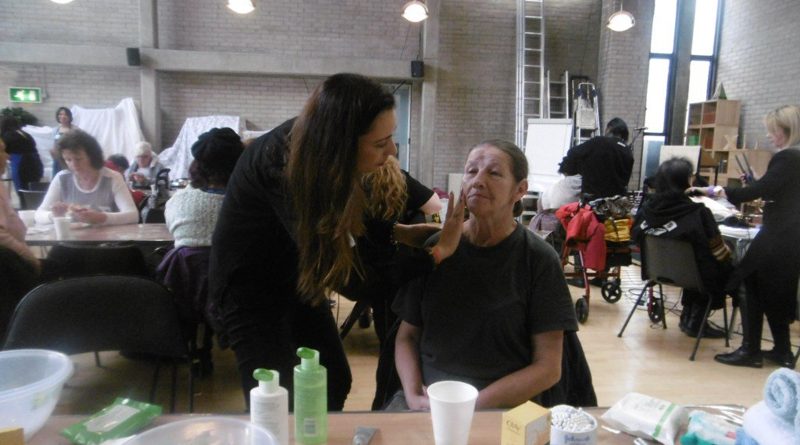 Жительница Лондона сделала бесплатный макияж бездомным женщинам 02022017 Общество: Жительница Лондона сделала бесплатный макияж бездомным женщинам