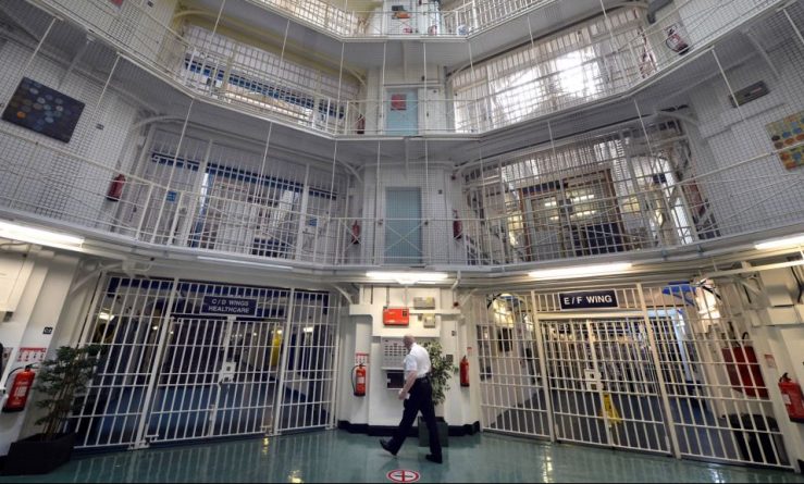 Общество: В британских тюрьмах возросло количество самоубийств