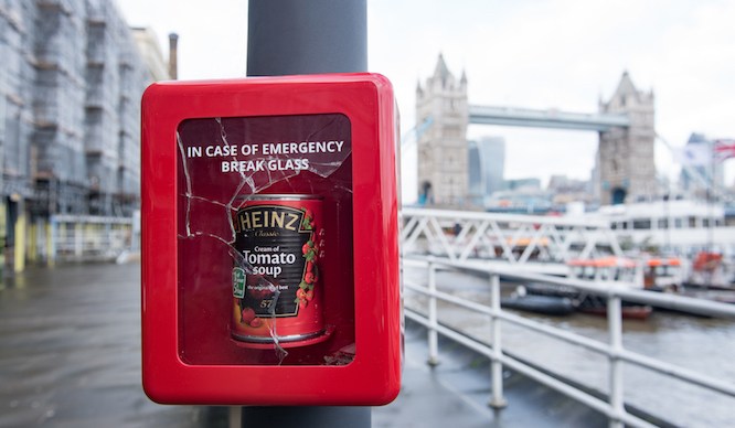 Досуг: Heinz прячет “экстренные” банки томатного супа по всему Лондону