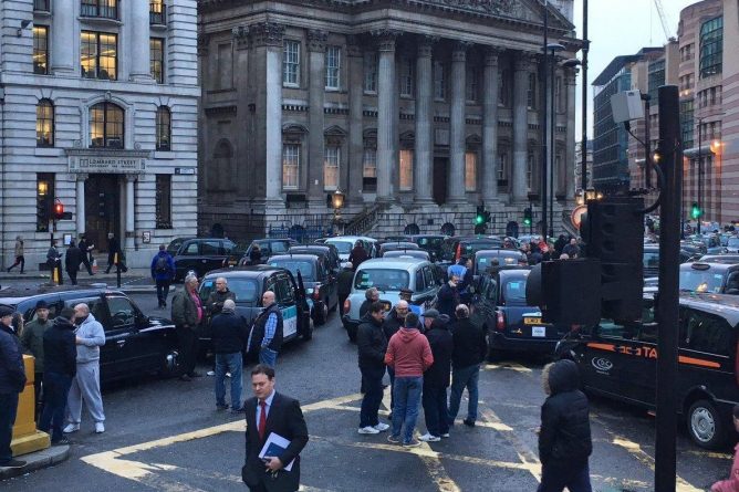 Происшествия: Акция протеста работников такси спровоцировала заторы в Лондоне