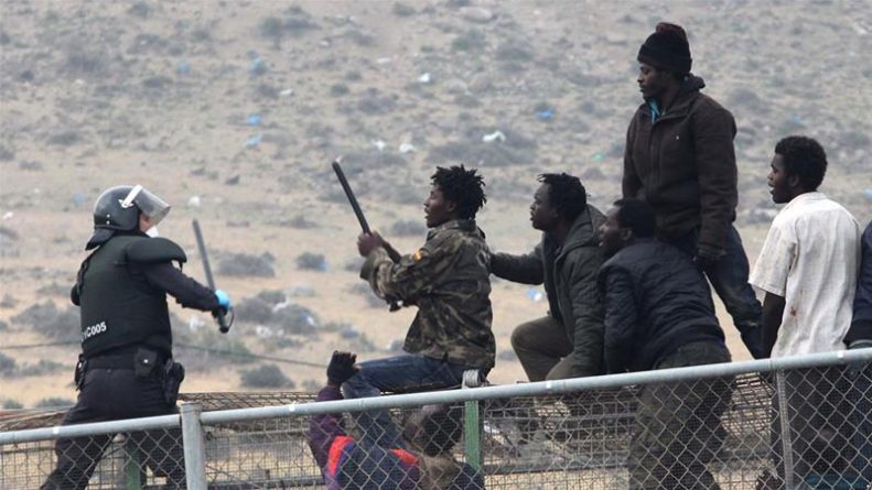 В мире: Больше 1,000 мигрантов штурмовали испанскую границу
