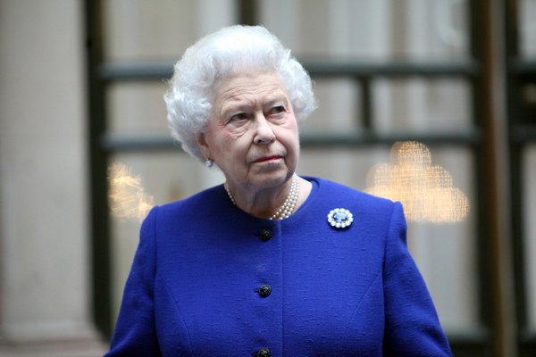 Знаменитости: Королева пропустит Новогоднюю службу из-за болезни
