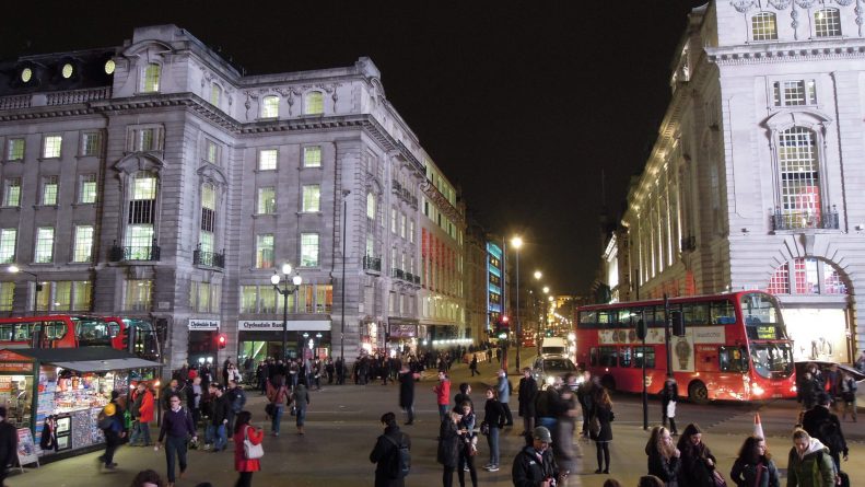 Бизнес и финансы: Продажи в Британских магазинах «взлетели» из-за падения курса фунта