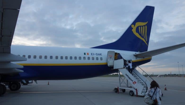 Происшествия: Ryanair попросили девушку в инвалидной коляске самостоятельно подняться на борт