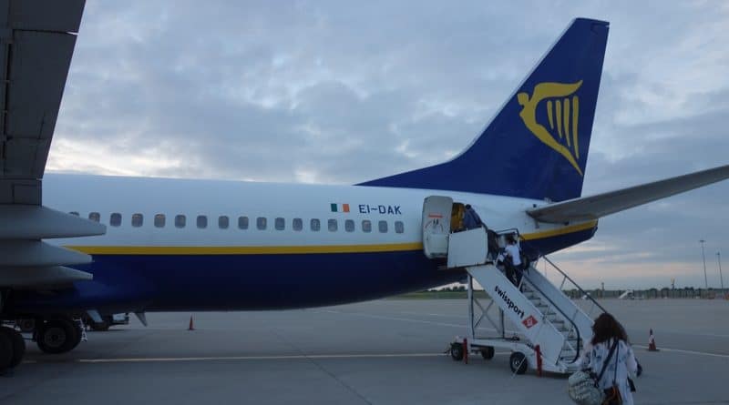 Ryanair попросили девушку в инвалидной коляске самостоятельно подняться на борт 21022017 Происшествия: Ryanair попросили девушку в инвалидной коляске самостоятельно подняться на борт