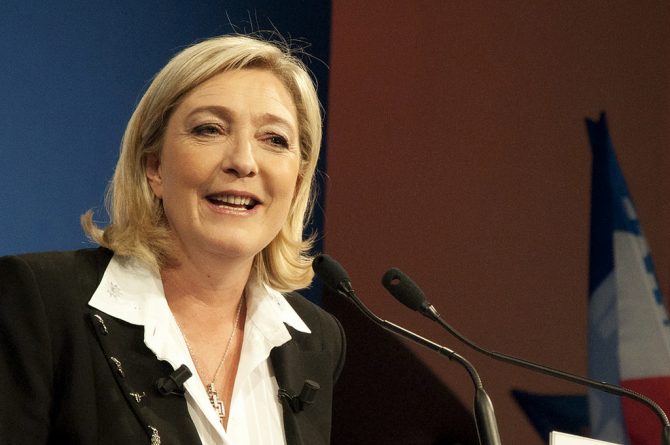Политика: Марин Ле Пен предрекает революцию во Франции