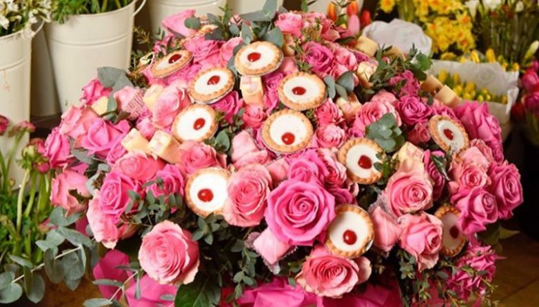 Досуг: В Mr Kipling испекли торт из цветов ко Дню святого Валентина