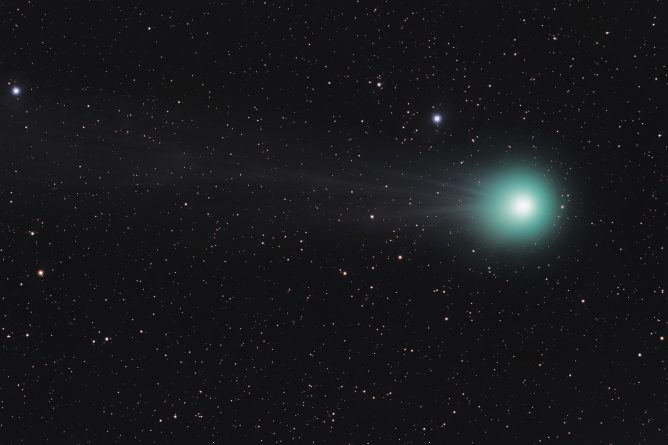 Популярное: Сегодня ночью можно будет наблюдать за полнолунием, пролетающей кометой и лунным затмением