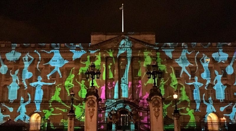 В Букингемском дворце отпраздновали начало "Года Британско-Индийской культуры" 28022017 Знаменитости: В Букингемском дворце отпраздновали начало "Года Британско-Индийской культуры"