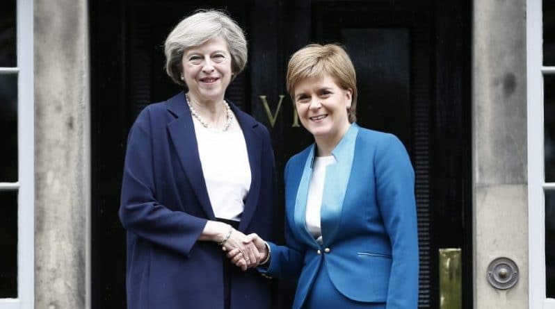 Политика: Мэй: шотландцы должны показать Стерджен, что не хотят "второго референдума"