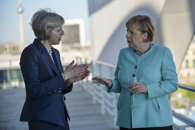 Политика: Меркель предостерегла Терезу Мэй от снижения британских налогов