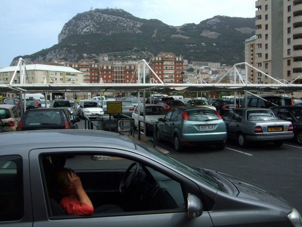 Общество: Водители проводят 4 дня в год в поисках места для парковки