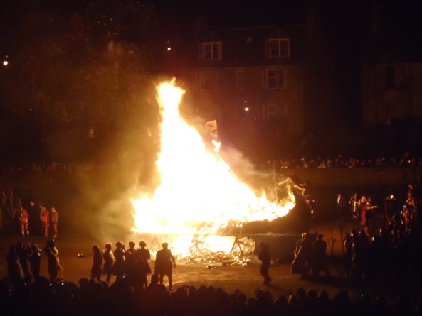 Досуг: Фестиваль викингов и огня на Шетландских островах