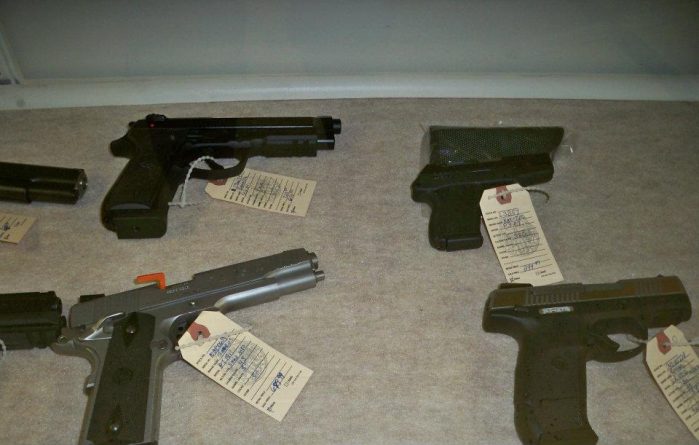 Закон и право: Британские полицейские конфисковали более 800 единиц огнестрельного оружия