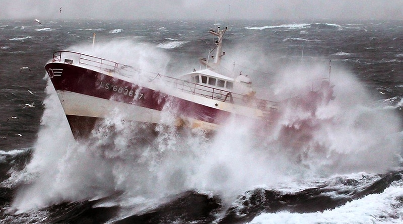 Происшествия: 14 моряков на два дня застряли посреди Атлантического океана