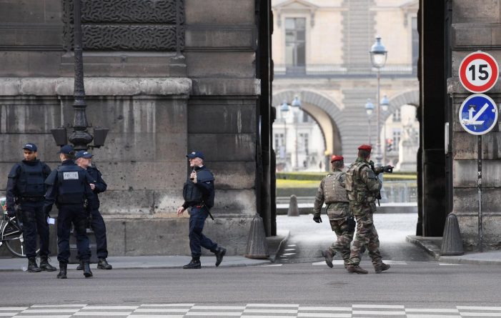 В мире: Недалеко от Лувра террорист с мачете напал на военный патруль