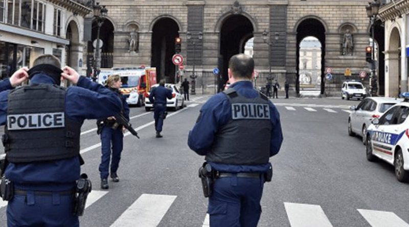 Полицейские назвали имя напавшего на солдат в Лувре 04022017 В мире: Полицейские назвали имя напавшего на солдат в Лувре