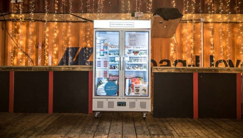 Досуг: В Brixton  вы можете оставить еду для нуждающихся в "общественном" холодильнике