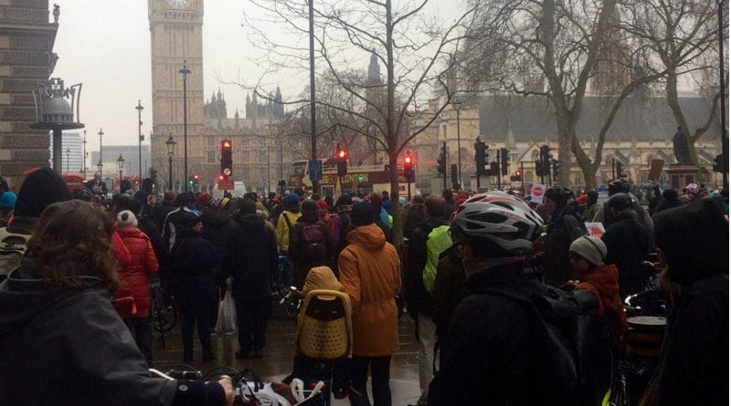 Сотни людей почтили память погибших велосипедистов лежачей акцией протеста в Лондоне 12022017 Общество: Сотни людей почтили память погибших велосипедистов лежачей акцией протеста в Лондоне
